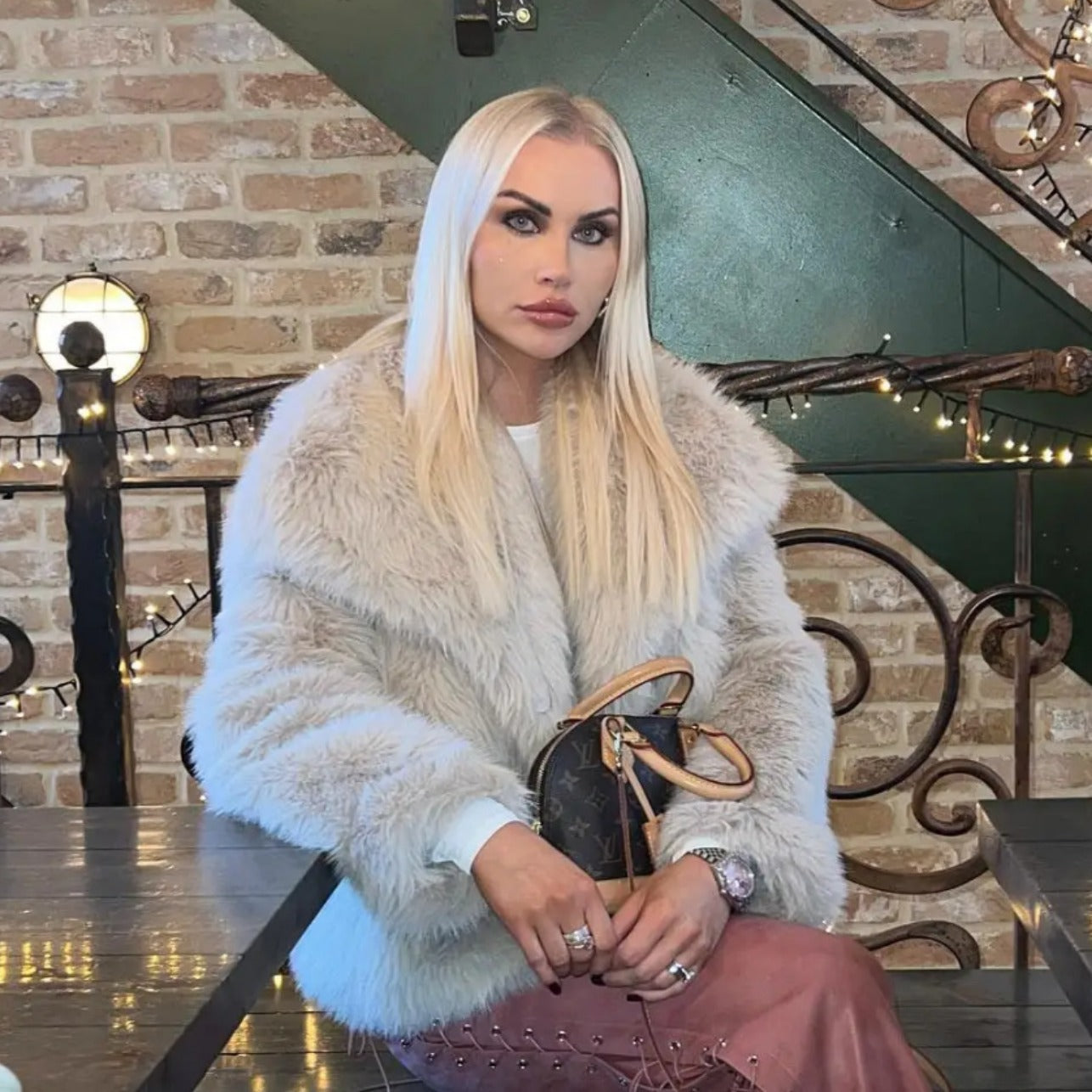 Short and fashionable fox fur coat, fluffy and plush women's clothing